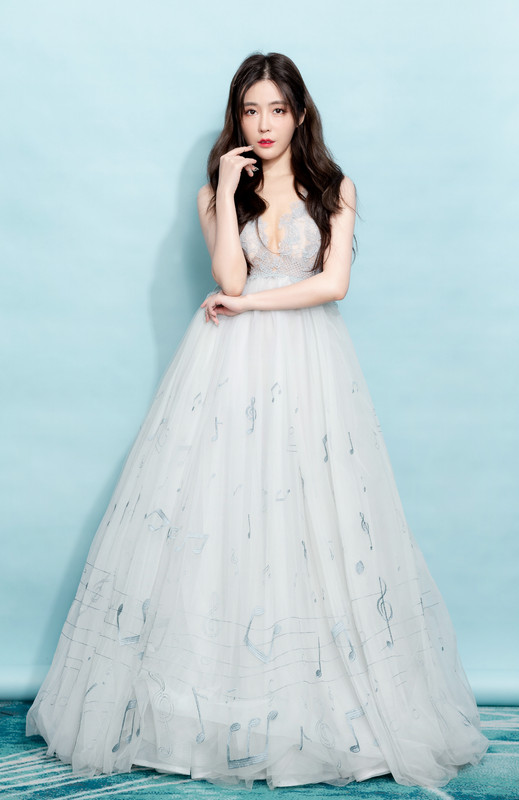 明星  昨日,演员汤晶媚以一袭湖蓝色轻纱礼服亮相代言品牌全新洗衣机