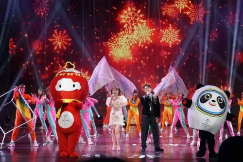 北京冬奥会倒计时300天演出 郭津彤云飞献唱《冰在舞雪在烧》