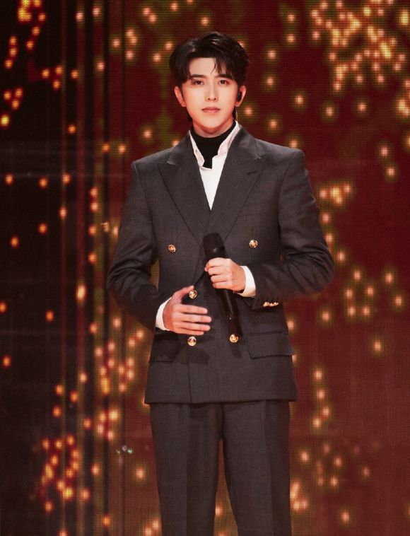 Cai Xukun's New Year's Eve stage delivers great love and positive energy, speaks with strength, and realizes stunning transformation