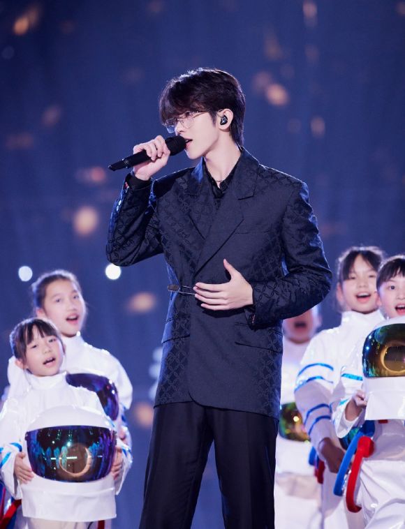 Cai Xukun's New Year's Eve stage delivers great love and positive energy, speaks with strength, and realizes stunning transformation