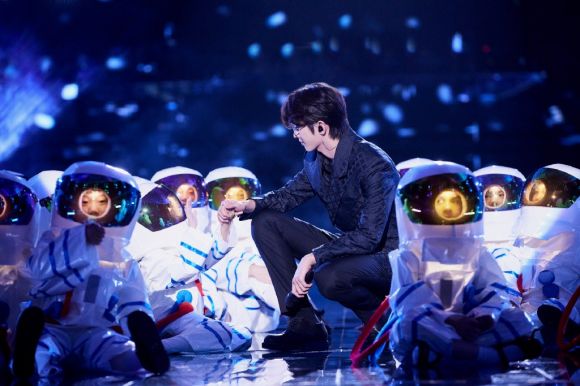 Cai Xukun's New Year's Eve stage delivers great love and positive energy, speaks with strength, and realizes stunning transformation