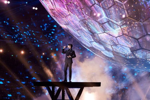 Cai Xukun's New Year's Eve stage delivers great love and positive energy, speaks with strength, and realizes stunning transformation