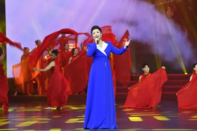 Yan Weiwen and Wang Lida led the concert to sing and support 