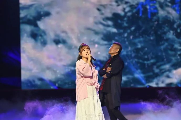 Yan Weiwen and Wang Lida led the concert to sing and support 