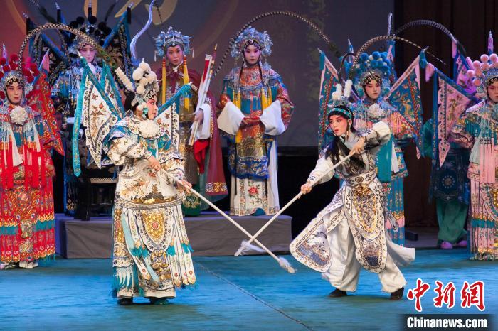日本樱美林大学学生在中国戏曲学院交流演出京剧《杨门女将》。　受访者供图