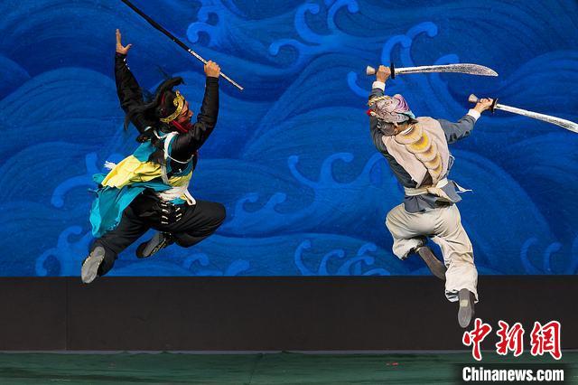 日本樱美林大学学生在北京大学交流演出京剧《白蛇传》。　受访者供图