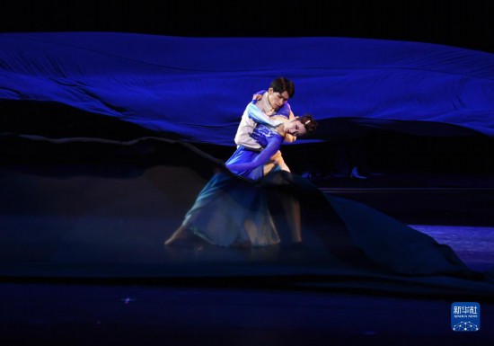 舞剧《蓝色裙摆》在国家大剧院演出