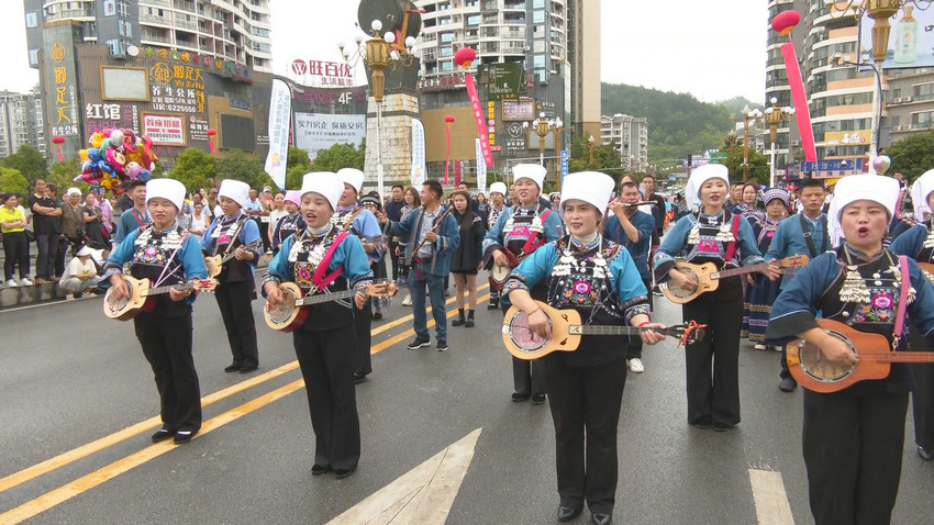 惠水：千人踩街大联欢 万人空巷闹端午