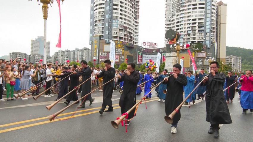 惠水：千人踩街大联欢 万人空巷闹端午