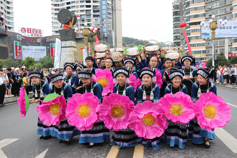 惠水：千人踩街大联欢 万人空巷闹端午