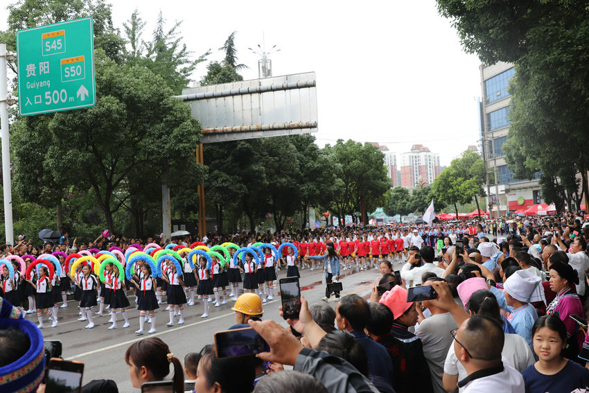 惠水：千人踩街大联欢 万人空巷闹端午
