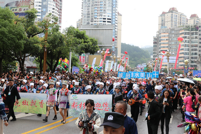 惠水：千人踩街大联欢 万人空巷闹端午