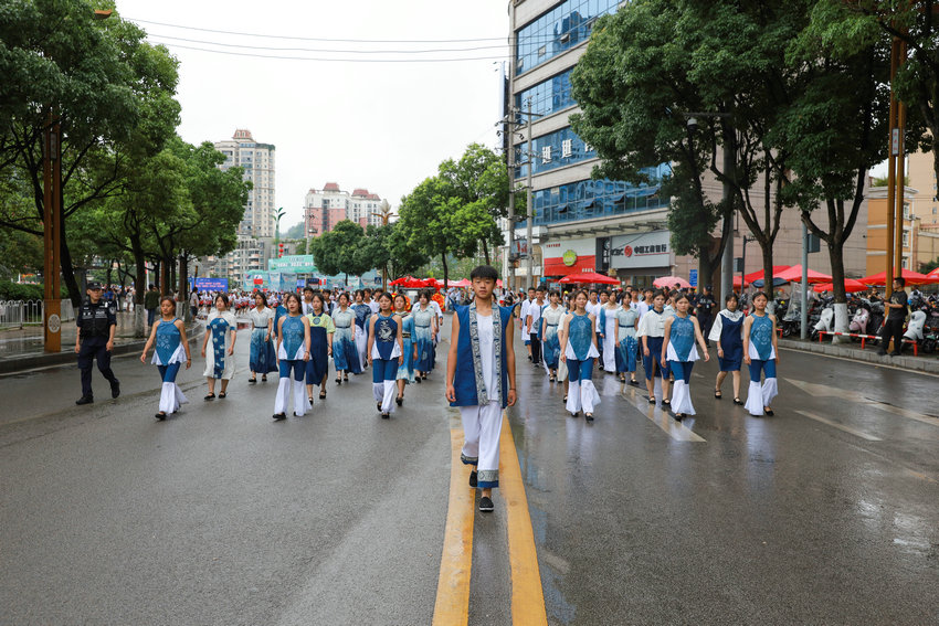 惠水：千人踩街大联欢 万人空巷闹端午