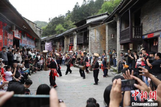 广西瑶族神秘黄泥鼓舞：从深山舞向国际