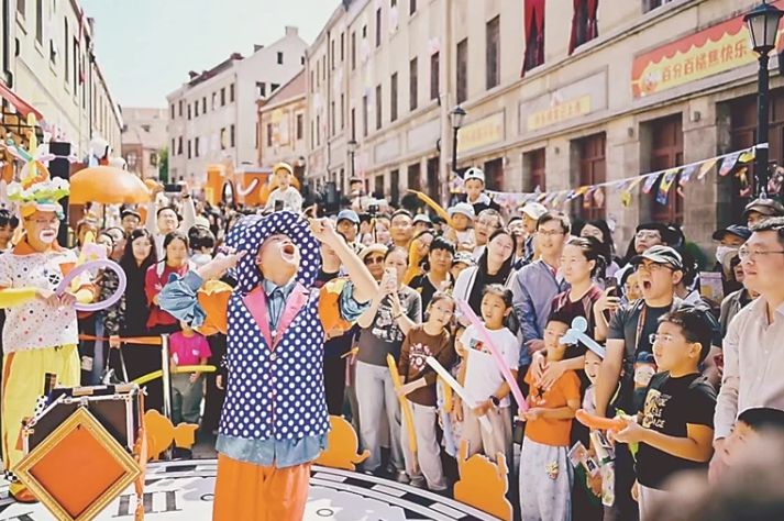 一街好戏 满城欢笑——第二届（2025年）里院喜剧节在青岛举行