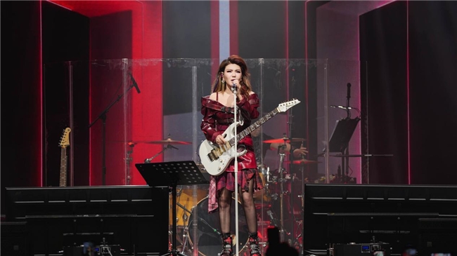 北疆豪情邂逅花城温柔！乌兰图雅“花开四季”绽放广州