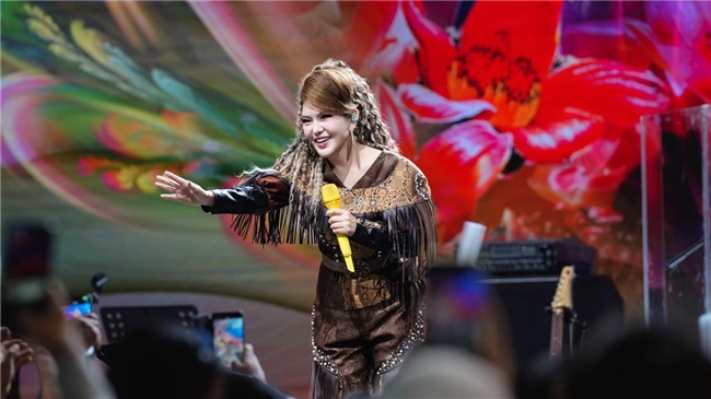 北疆豪情邂逅花城温柔！乌兰图雅“花开四季”绽放广州