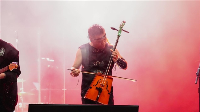 北疆豪情邂逅花城温柔！乌兰图雅“花开四季”绽放广州