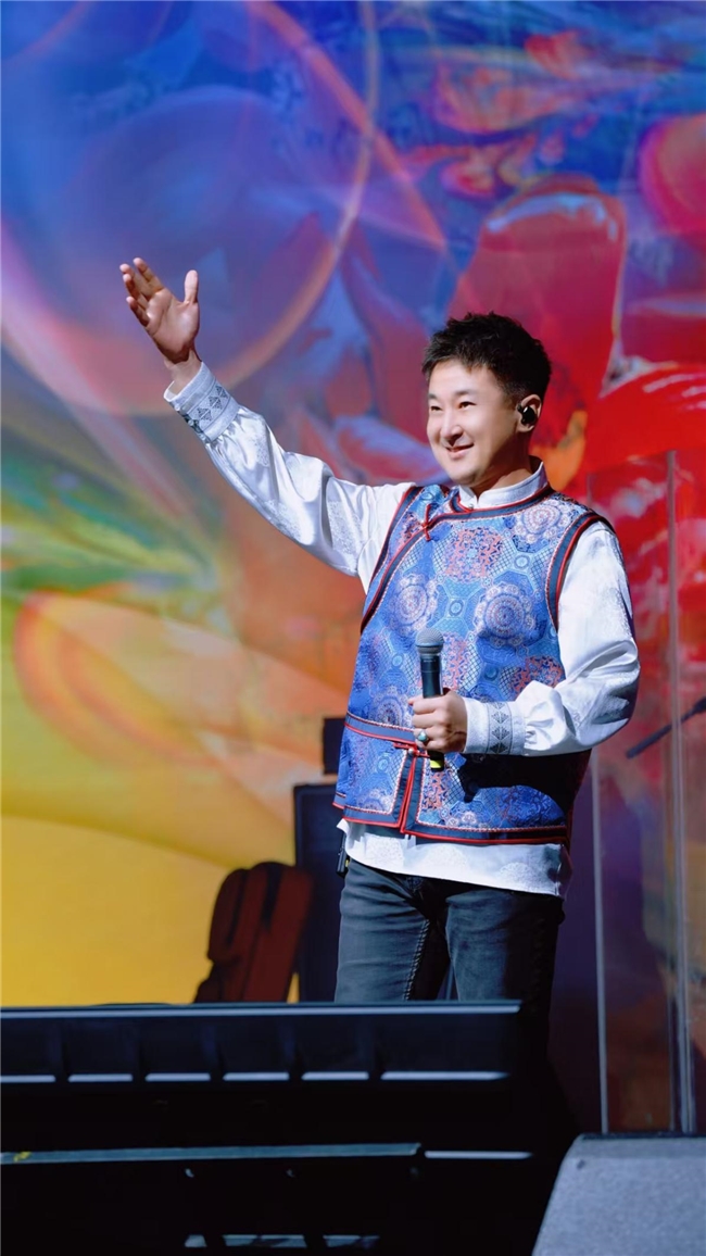 北疆豪情邂逅花城温柔！乌兰图雅“花开四季”绽放广州