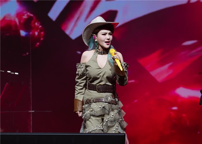 北疆豪情邂逅花城温柔！乌兰图雅“花开四季”绽放广州