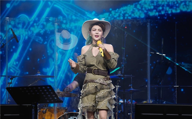 北疆豪情邂逅花城温柔！乌兰图雅“花开四季”绽放广州