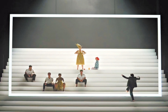 《屏风》：镜像中的叠影