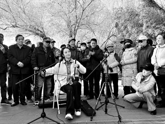 音乐学院研究生走进“露天音乐厅”