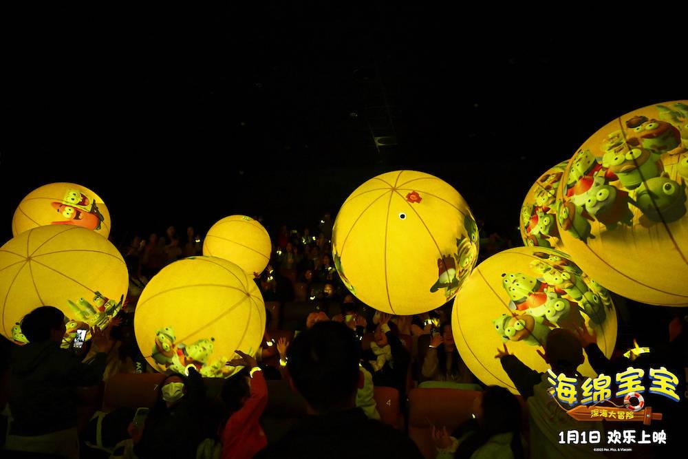 《海绵宝宝:深海大冒险》点亮快乐发光球仪式拉满迎新年