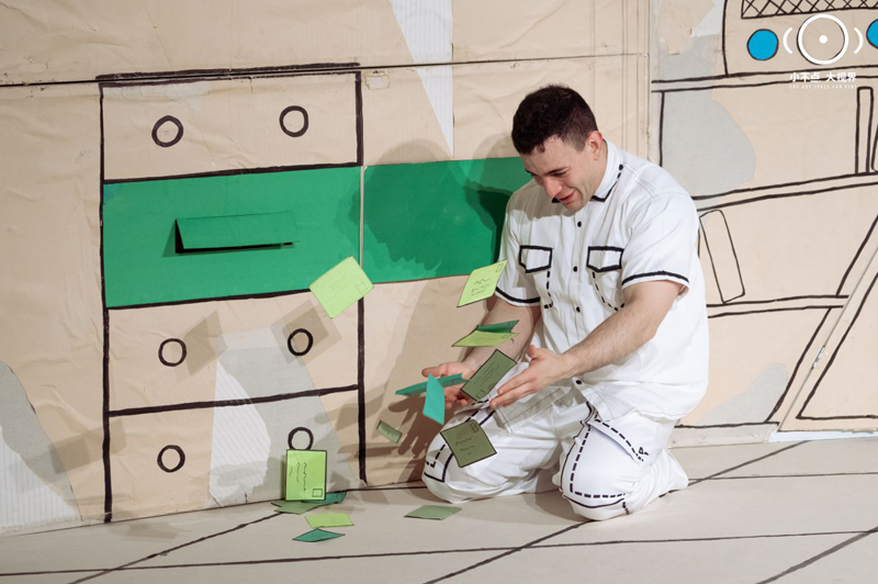 告别传统观演模式 “‘纸’想和你玩”让孩子在笑声中理解“变化”与“融合” 告别传统观演模式 “‘纸’想和你玩”让孩子在笑声中理解“变化”与“融合”