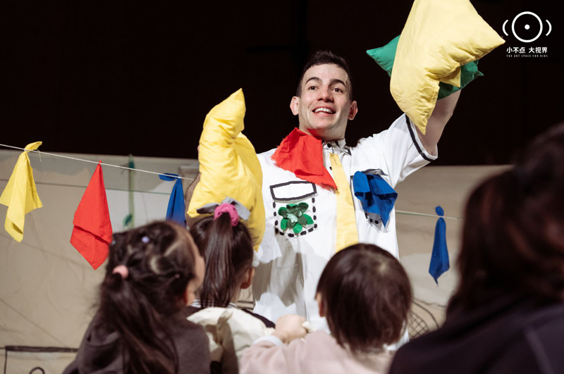 告别传统观演模式 “‘纸’想和你玩”让孩子在笑声中理解“变化”与“融合” 告别传统观演模式 “‘纸’想和你玩”让孩子在笑声中理解“变化”与“融合”