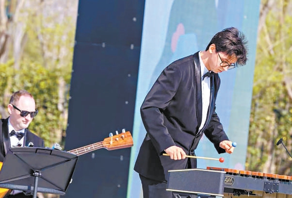 传统文化润舞台 露天演出染春色