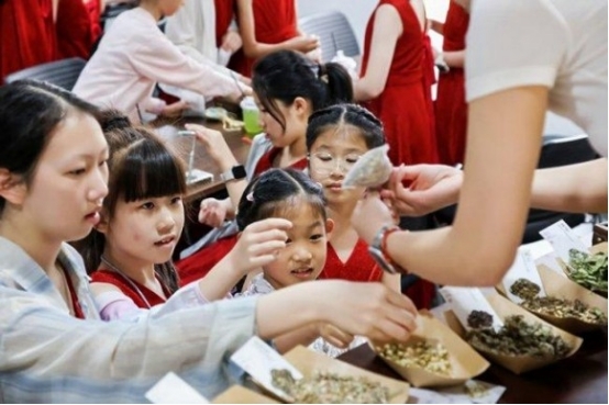 阮韵拂乡野 童心赴清欢