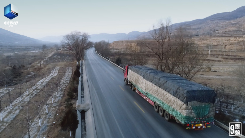 《颠簸货运路》:纪录片的公路奇观及其叙事情怀