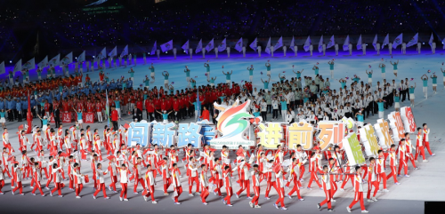 乌兰图雅《站在草原望北京》热场舞动“十五运”开幕式