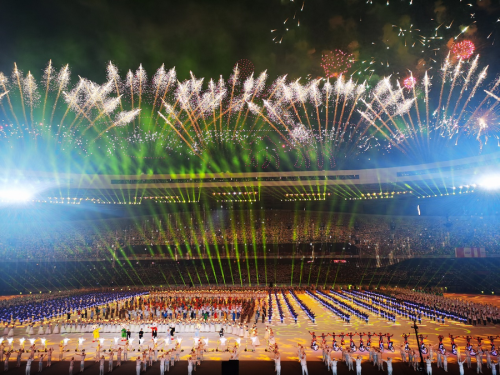 乌兰图雅《站在草原望北京》热场舞动“十五运”开幕式